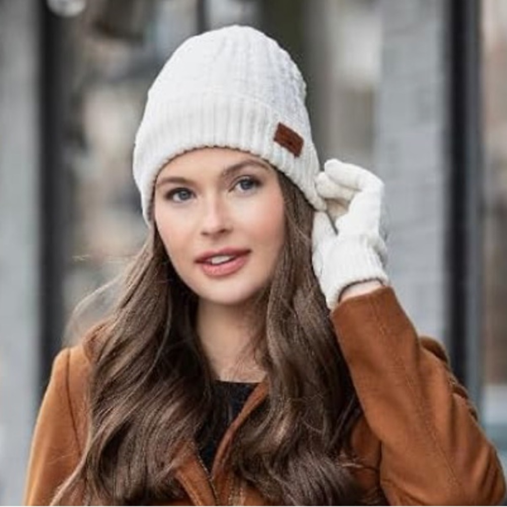 Britt’s Knits oatmeal cream off-white soft chenille faux fur lined beanie hat OS